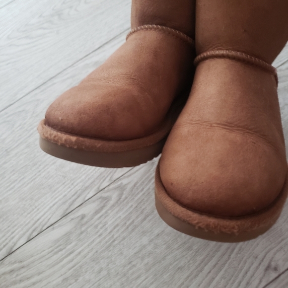 UGG CHESTNUT BAILEY BOW SHEEPSKIN BOOTS, WOMEN US 6 - Picture 2 of 9